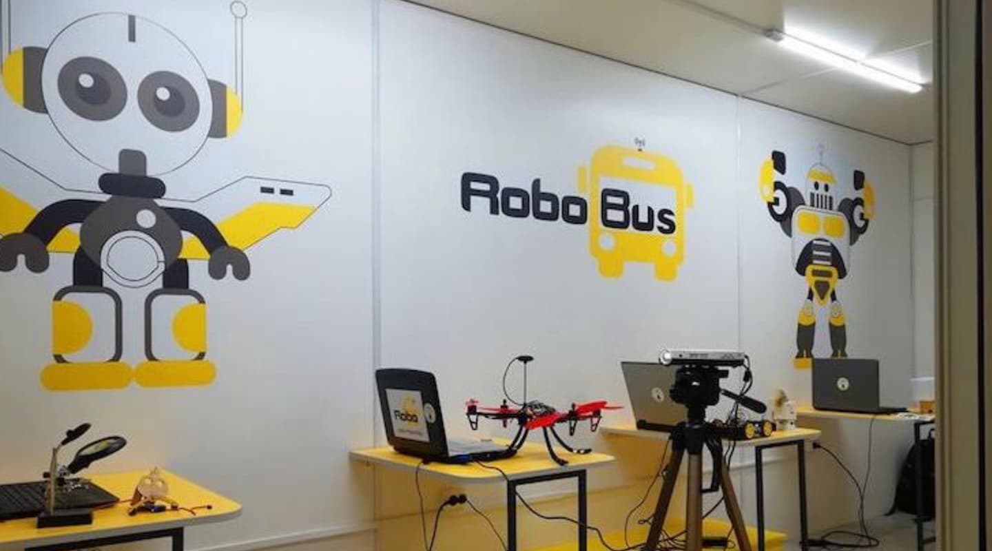 Українських учнів вчитимуть робототехніці у пересувних школах-автобусах