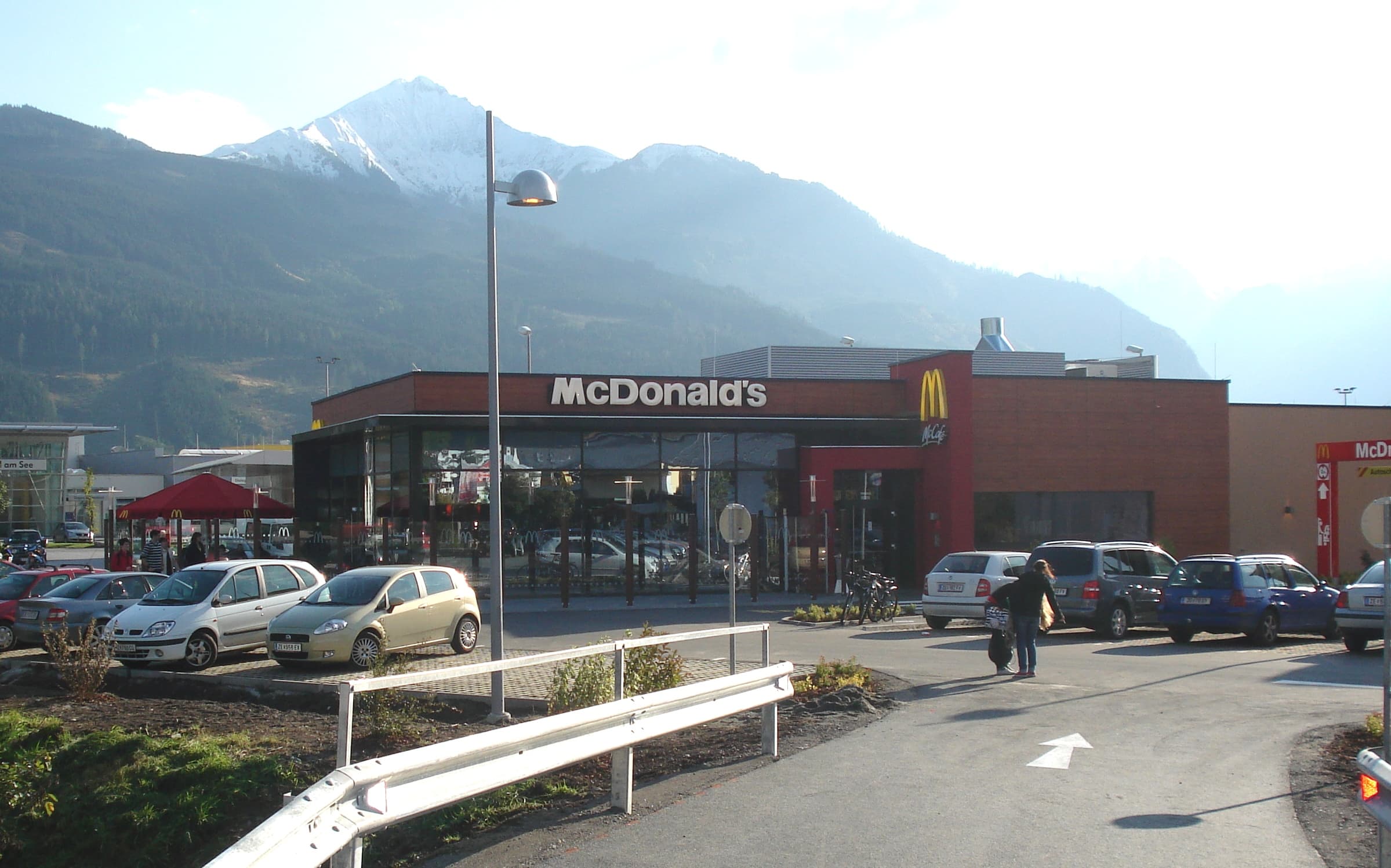 🍔 McDonald’s відкрив перший ресторан, у якому працюють роботи