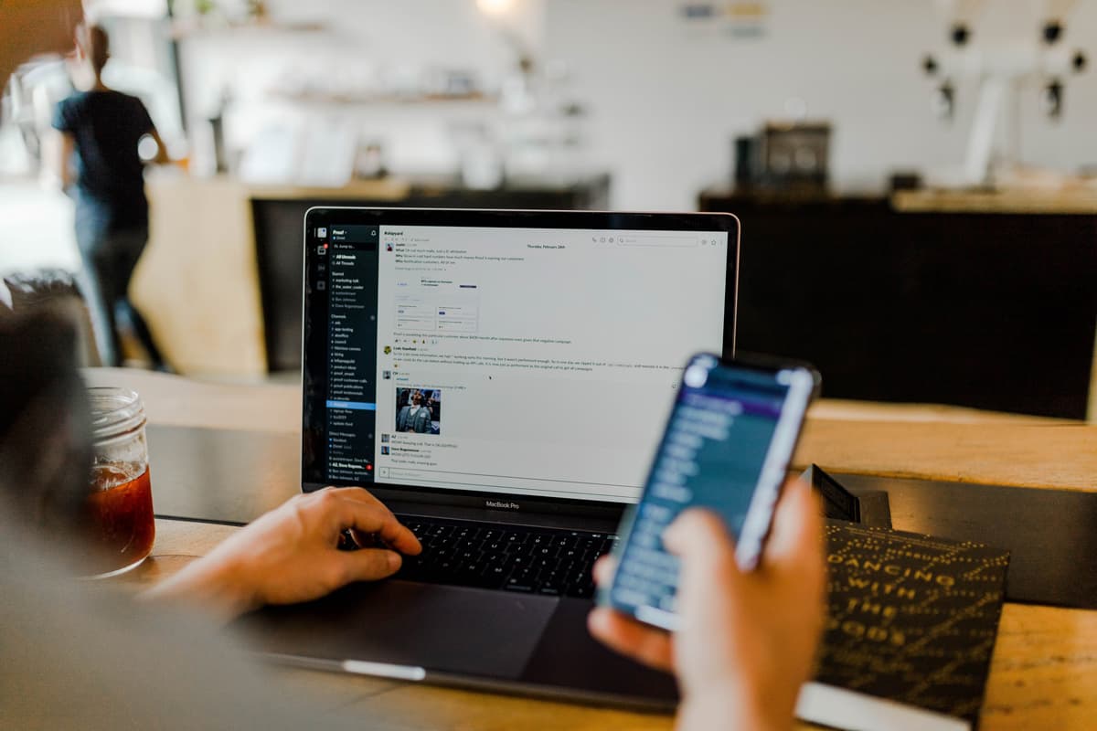 👨🏼‍💻 HugWork: в Україні запустили бота для пошуку роботи в ІТ-сфері
