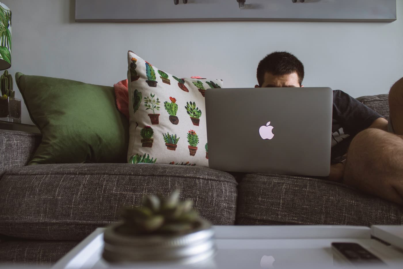 👨🏼‍💻 Дослідження: 45% людей віддалено працюють на дивані, 38% в ліжку