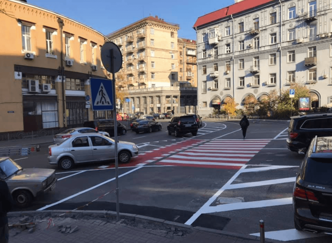 🚲 Фото: на Бессарабці встановили велодоріжку 