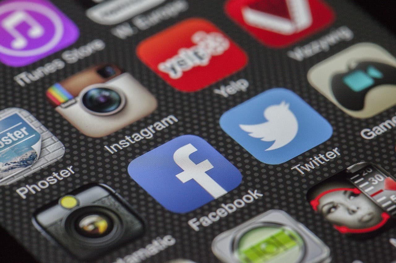 Instagram та Facebook набирають обертів серед українців