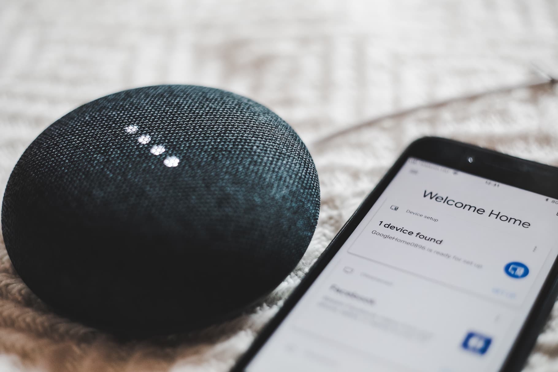Помічники, які слухають, але не вас: Що приховують Alexa, Siri та Google Assistant