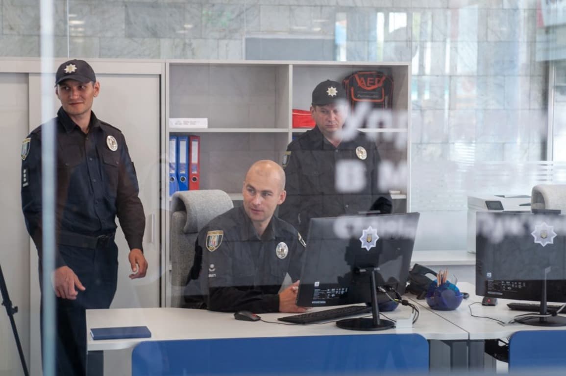 👮♂️ У Києві на станції метро «Лук’янівська» відкрили прозорий офіс поліції: як виглядає
