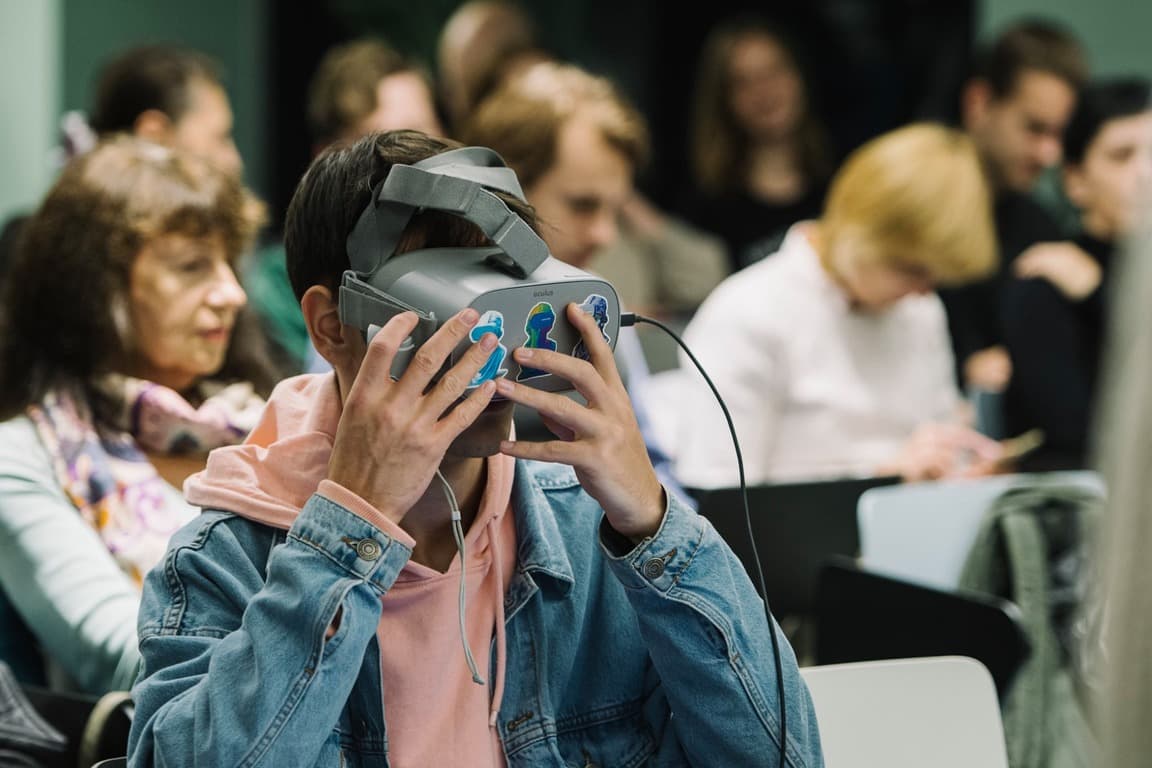 🤳 Музеї майбутнього: у Києві створили VR/AR-додатки для НАМУ, музею «Чорнобиль» та архіву медіа-арту