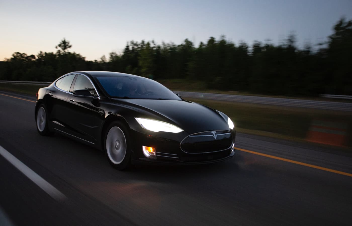 🚙 Автопілот Tesla врятував 8 людей від падіння дерева