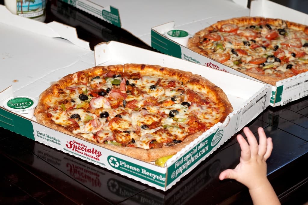 🍕 Сьогодні Bitcoin Pizza Day — 15 років тому хлопець придбав дві піци за 10 000 біткоїнів
