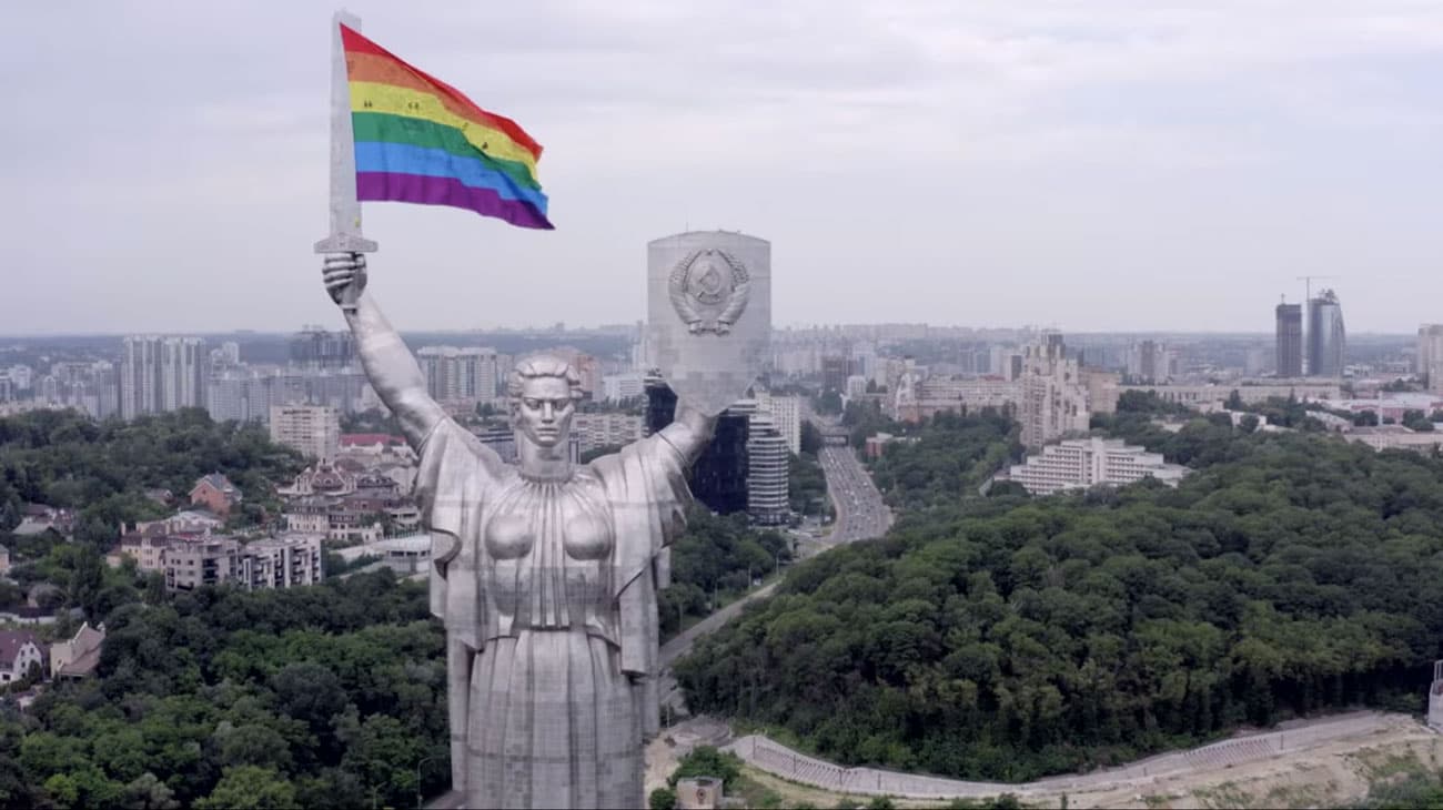 🏳️🌈 KyivPride розмістив на монументі «Батьківщина-Мати» прапор ЛГБТ+ спільноти