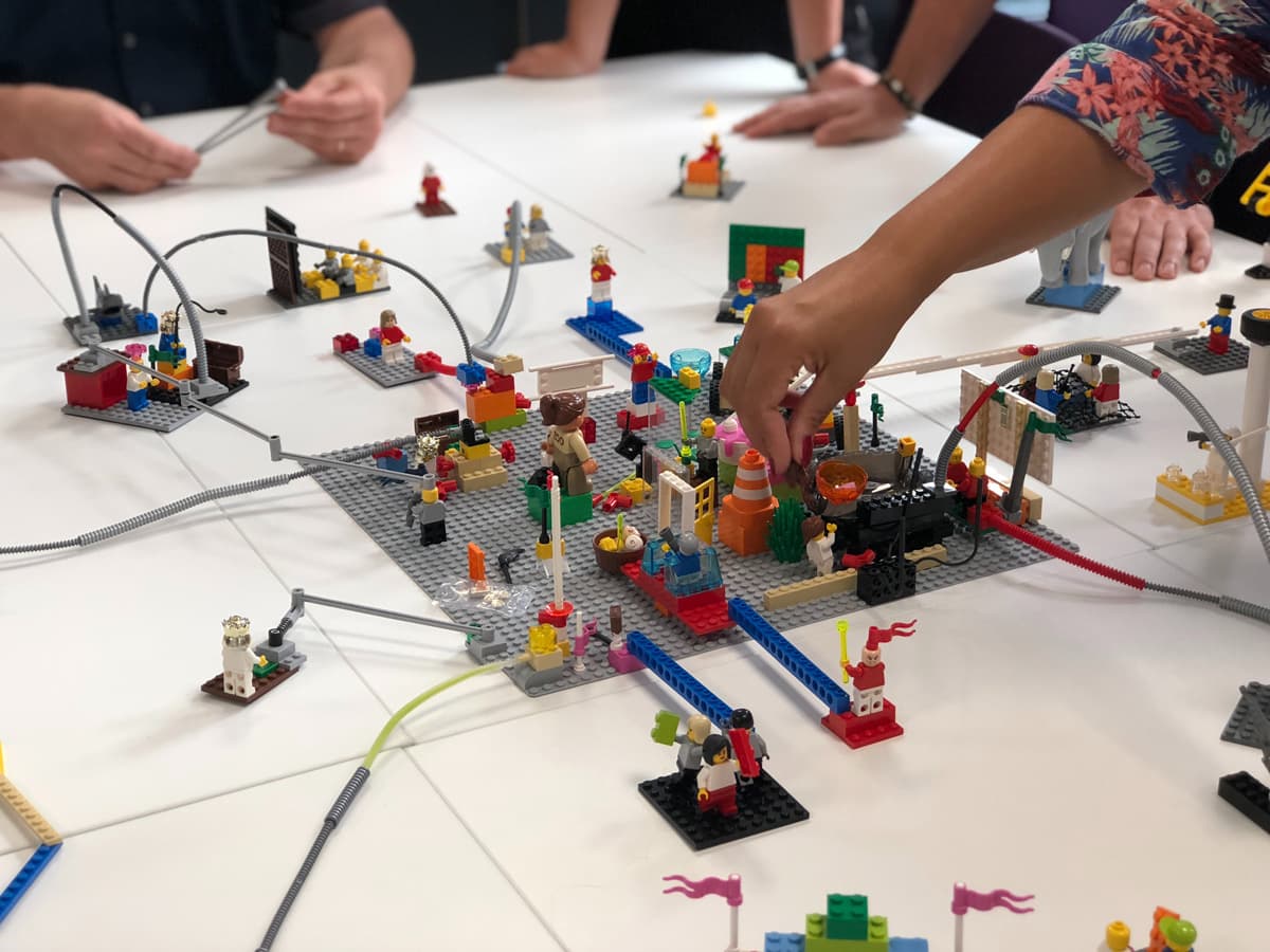 🤪 Через COVID-19 рекордно зросли продажі LEGO — збирають всіма родинами