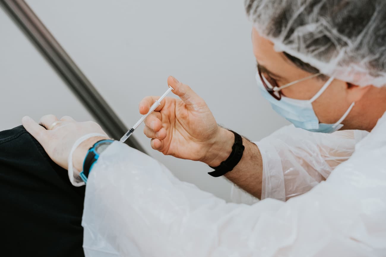 💉 Антивакцинатори у Греції давали хабаря лікарю, аби їм вкололи воду, але отримували реальну вакцину